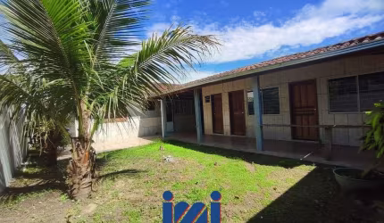 Casa ampla com 4 dormitórios e espaço externo