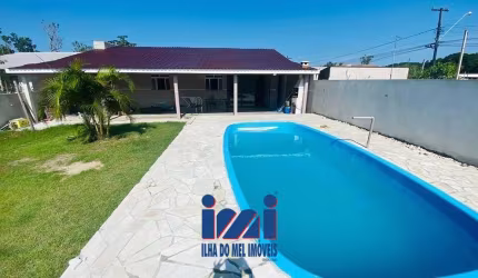 Casa com piscina em Matinhos a venda