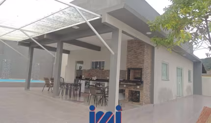Casa com 4 quartos com piscina em Matinhos