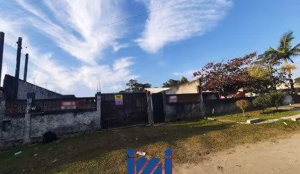 Casa De Alvenaria Em Gaivotas Com Amplo Terreno