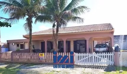 Casa a venda em Praia de Leste na quadra do mar