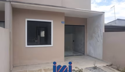 Casa com 02 quartos em praia de leste
