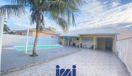 Casa com piscina à uma quadra do mar