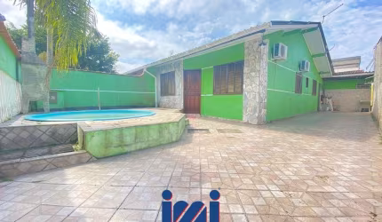 Casa com 3 quartos e piscina em Praia de Leste