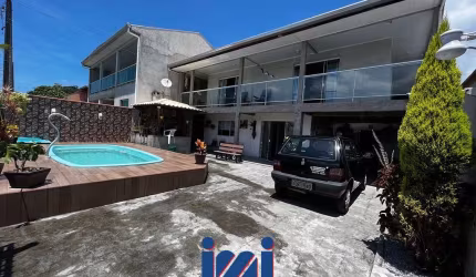 Sobrado com piscina em Praia de Leste