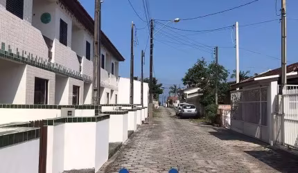 Sobrado próximo ao mar no Ipacaray.