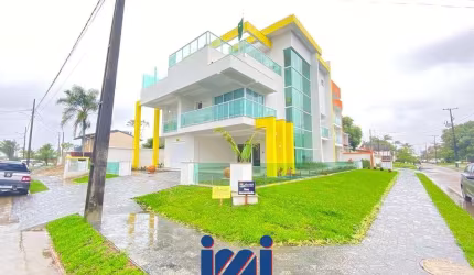 Triplex com elevador e piscina com borda infinita