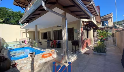 Sobrado com Piscina a venda em Matinhos-PR