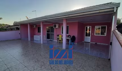 RESIDÊNCIA COM 3 QUARTOS E AMPLO TERRENO