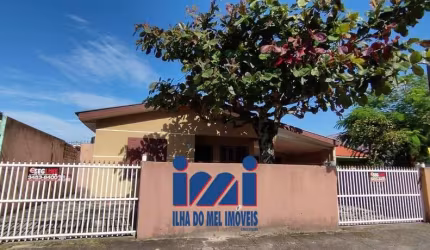 Duas casas independentes no Centro de Matinhos PR