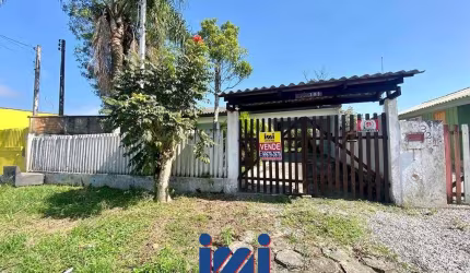 Casa a venda com amplo terreno em Matinhos-PR