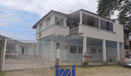Sobrado e 5 kitnets em Matinhos