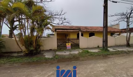 Casa com ponto comercial montado em Matinhos