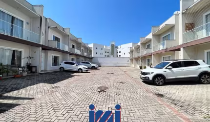 Sobrado com piscina perto do mar