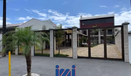 Triplex c/ piscina à venda