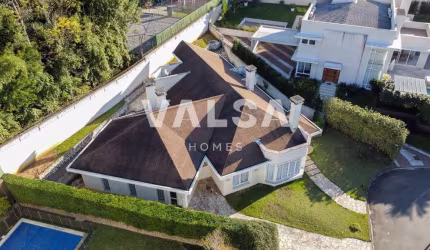 Linda casa térrea com 2 suítes em condomínio no Campo Comprido!