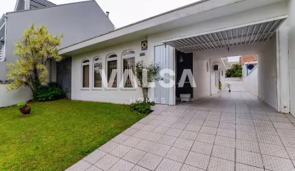 Ótima casa com 3 quartos e terreno no Santa Quitéria!