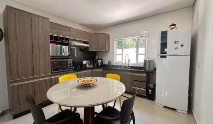 Casa em condomínio fechado com 1 suíte mais 2 quartos à venda no bairro Vila Nova em Joinville-SC por R$ 750.000,00.  Casa averbada em condomínio fechado com área construída de 151,42m² em terreno de 