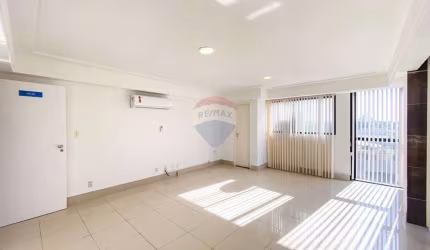 Sala comercial em Candelária, com portaria, elevador.