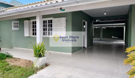 Casa à venda na Avenida Jacarandá em Daniela - Florianópolis - SC