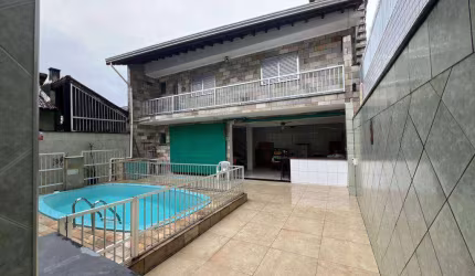 Casa isolada 3 dorm(s), sendo 2 suítes,  com piscina, 5 vagas - Aviação em Praia Grande SP.
