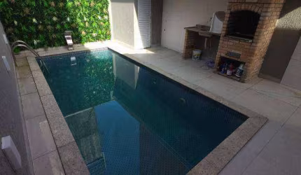 Casa com piscina de 2 dormitórios, 3 vagas, na Mirim em Praia Grande SP.