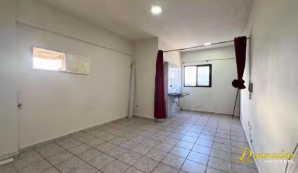 Kitnet com 24,25m², 1 vaga, prédio com elevador na Ocian em Praia Grande SP.
