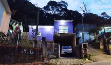 CASA À VENDA SENDO 2 DORMITÓRIOS/ QUARTOS COM 1 SUÍTE NO BAIRRO SERRARIA - SÃO JOSÉ POR R$213,000,00.