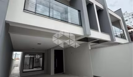 CASA SOBRADO SENDO 3 DORMITÓRIOS/ QUARTOS SENDO 1 SUÍTE NO BAIRRO BARREIROS -  FLORIANÓPOLIS COM 179 M² A VENDA POR R$ 990.000,00