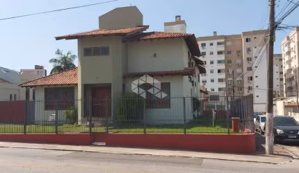 Casa 04 dormitórios/quartos - 390mt² privativos- com Galpão anexo - R$ 2.300.000,00