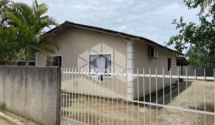CASA COM 3 DORMITÓRIOS/ QUARTOS E TERRENO COM 350M² EM BIGUAÇU -  SC, BAIRRO ENCRUZILHADA À VENDA POR R$ 254.400,00.
