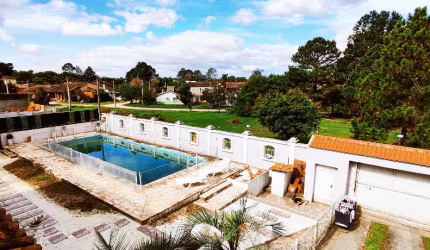 Oportunidade Única: Ampla Residência com 4 Quartos e Lazer Exclusivo no Laranjal.