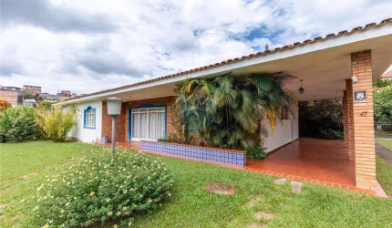 Charmosa casa linear no Bairro Guaruá