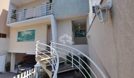 SOBRADO SANTA TEREZINHA AMPLO E ÓTIMO ACABAMENTO