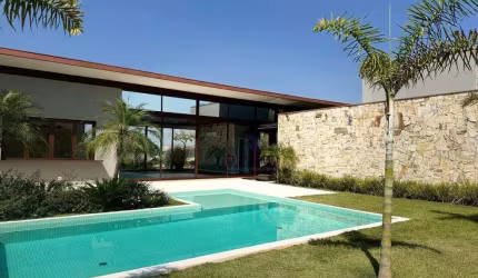Casa de Condomínio com 4 Quartos
