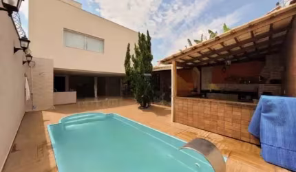 Sua Casa dos Sonhos! Ampla Casa com 3 Quartos, 3 banheiros, piscina aquecida, área gourmet, cozinha moderna, 244 m² - à venda por R$ 770.000.