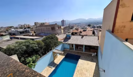 Excelente sobrado a venda com 7 Quartos (3 suítes, 1 com hidro), 5 banheiros, piscina e área gourmet com trio caipira por R$ 1.710.000