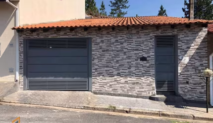Casa térrea à venda com 2 dormitórios, 1 banheiro, garagem coberta para 2 carros e moto, com 94 m², no bairro Cidade Jardim - R$ 350.000,00.