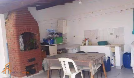 Casa a venda com 02 dormitórios, 2 vagas de garagem cobertas, churrasqueira, por R$ 325.000,00