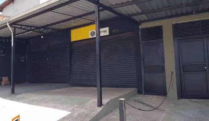 Salão comercial para locação com 2 banheiros na Av. Japão, em frente ao Bunkyo, com vaga de estacionamento coberta.
