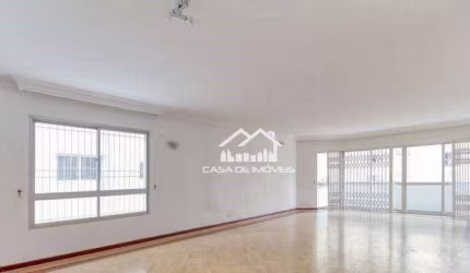 Vende apartamento com 150m², 3 dormitórios sendo 2 suítes e 2 vagas de garagem, em Moema.