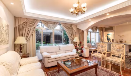 Vende ou aluga casa com 480m², 5 suítes, 6 vagas, piscina e churrasqueira, no Brooklin.