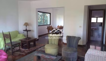 Vende apartamento com 4 suítes em Moema.