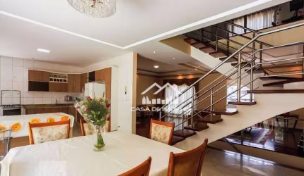 Vende excelente casa com 180m², 3 suítes e espaço gourmet. Garagem para 6 carros.