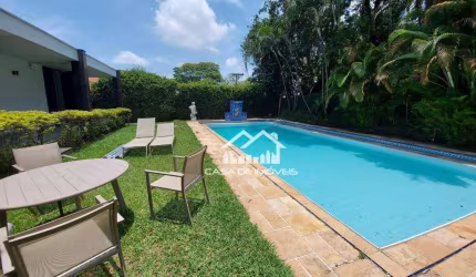 Vende casa térrea com 580m², piscina e 3 dormitórios.