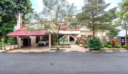 Vende mansão em condomínio fechado próximo ao Portal do Morumbi com 906m² de área construída.