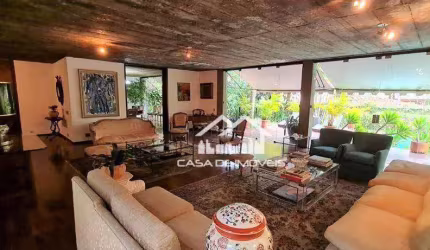 Vende ou aluga casa com piscina no Jardim Guedala.