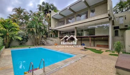 Vende mansão com 5 suíte, 8 vagas e piscina no Morumbi.