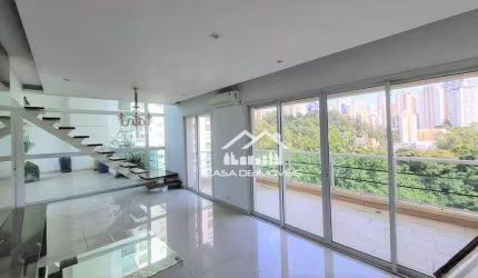 Vende apartamento duplex com 172m², 3 dormitórios sendo 1 suíte, varandão garden, lazer clube, no Panamby.