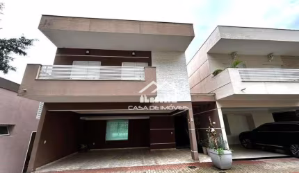 Vende casa com 270m² com 3 suítes, piscina, espaço gourmet, em condomínio no Campo Belo.